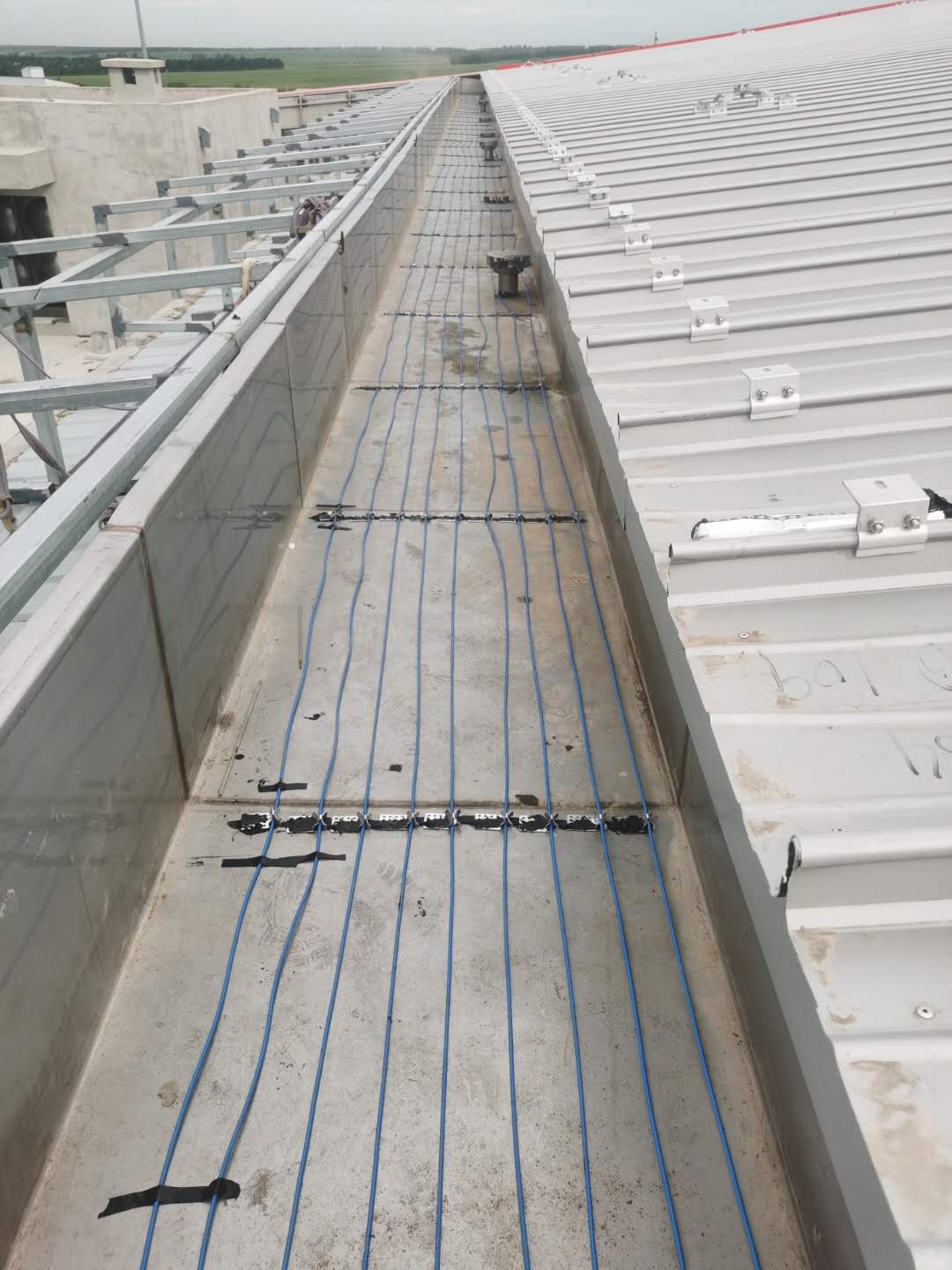 屋頂融雪電伴熱系統適用于居民住宅、機場、火車站、體育館 